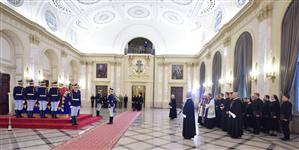 Mii de oameni veniţi la Palatul Regal de pe Calea Victoriei din Bucureşti pentru a-i aduce un ultim omagiu Reginei Ana