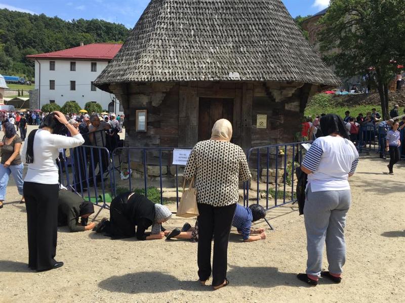 Peste 30.000 de pelerini asistă la slujba de Liturghie oficiată la Mănăstirea Nicula, de sărbătoarea Adormirii Maicii Domnului 
