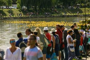 Cursa Răţuştelor pe Someş pentru o casă de copii din Cluj VIDEO