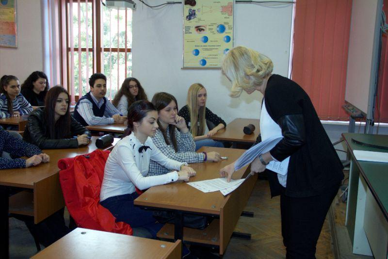 Noul statut al elevului: Poate folosi telefonul mobil în timpul orelor „în scop educaţional” şi nu va mai fi mustrat în faţa clasei