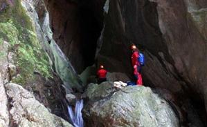 Nouă speologi, rămaşi blocați într-o peşteră din Munții Trascăului în urma unei viituri
