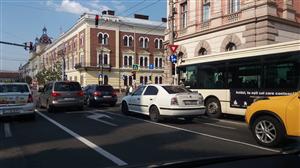 BUS ONLY. Trotuarul pe care vor circula troleibuzele şi autobuzele
