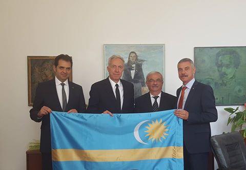 Poza ambasadorului SUA cu steagul Ţinutului Secuiesc: normalitate, gafă diplomatică sau 