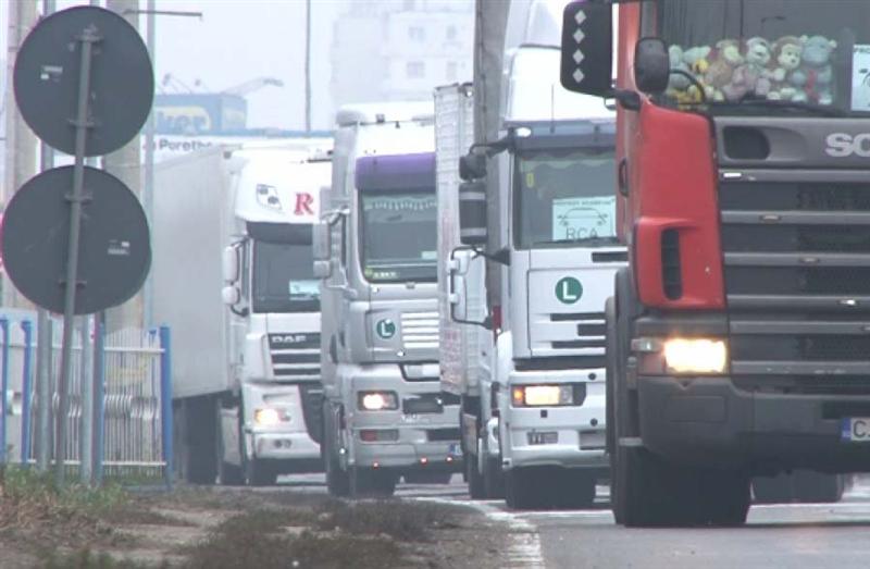 Blocaj pe mai multe şosele din ţară. Transportatorii au protestat, nemulţumiţi de tarifele RCA