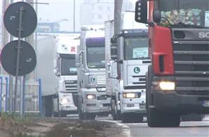 Blocaj pe mai multe şosele din ţară. Transportatorii au protestat, nemulţumiţi de tarifele RCA