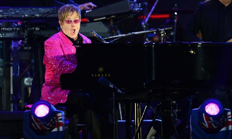 Tânăr arestat sub acuzaţia că plănuia un atentat la concertul lui Elton John