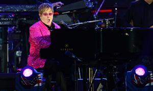 Tânăr arestat sub acuzaţia că plănuia un atentat la concertul lui Elton John