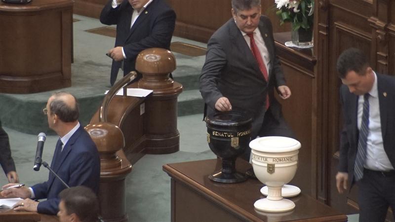 Senatorii care au votat împotriva cererii DNA de urmărire penală a lui Gabriel Oprea. Unul e clujean GALERIE FOTO