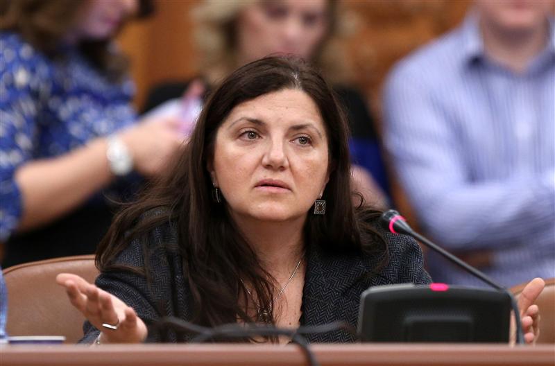 Ministrul Justiţiei, huiduit când a ajuns la Penitenciarul Gherla. Pungi cu prune aduse de angajaţii care protestează în faţa închisorii