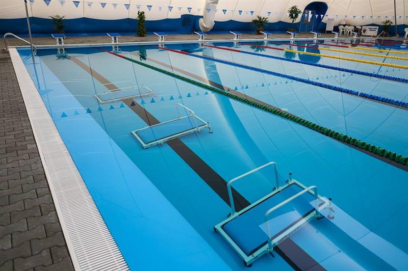 FOTO Bazinul olimpic acoperit din Grigorescu, funcţional începând de luni. Vezi tarifele 