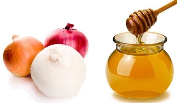 Remedii naturale pentru tuse şi durere în gât: ceaiul din ceapă, din nuci sau siropul de hrean