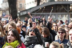 I can’t believe I still have to protest this fucking shit. FOTOGRAFIA care a devenit virală pe internet