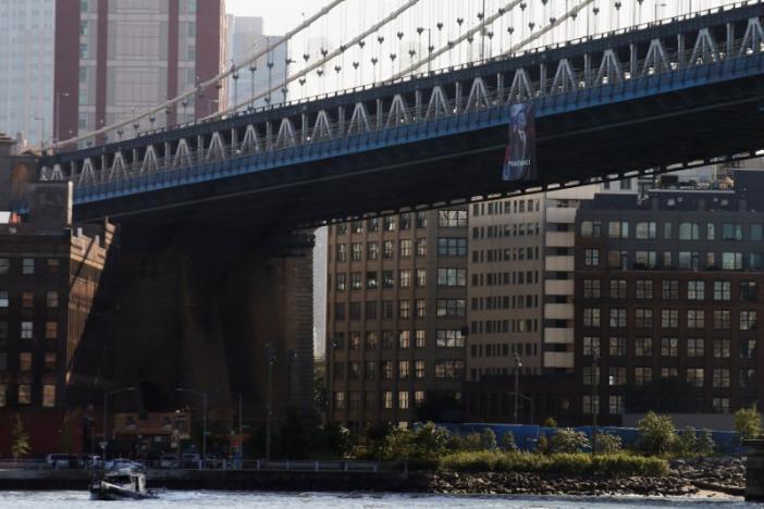 Un banner imens cu Putin a fost agăţat pe un pod din New-York