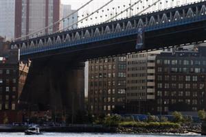 Un banner imens cu Putin a fost agăţat pe un pod din New-York