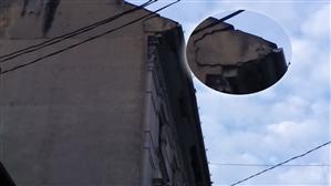 FOTO - În centrul Clujului, pericolul vine de sus. Clădirea care se 
