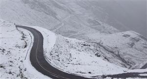 Trafic închis pe un tronson din Transfăgărăşan din cauza zăpezii