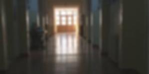 Elev înjunghiat de un coleg pe holul şcolii