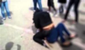 Elevă bătută şi umilită de o adolescentă, lângă un liceu din Cluj  VIDEO