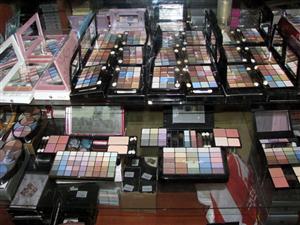 La 76 de ani fură cosmetice din magazine. Are 19 infracţiuni la activ 
