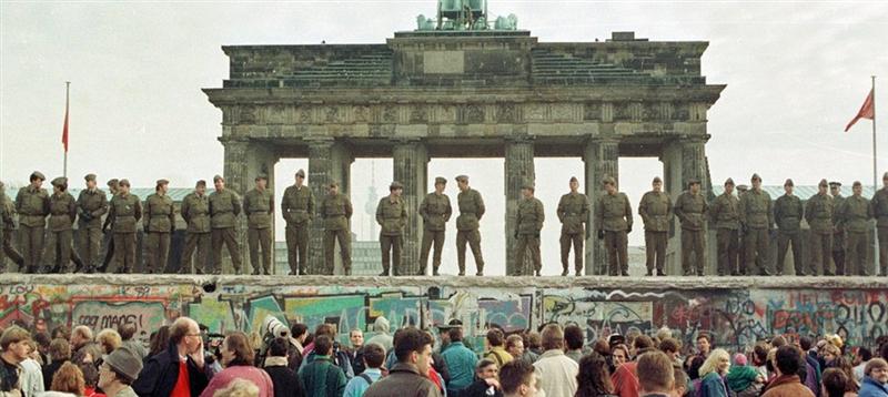 La 9 noiembrie 1989 s-a prăbuşit un simbol al comunismului – Zidul Berlinului 