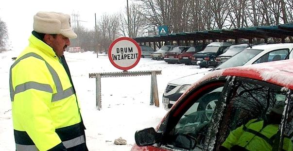 Două tiruri au derapat la Căpușu din pricina zăpezii