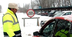 Două tiruri au derapat la Căpușu din pricina zăpezii