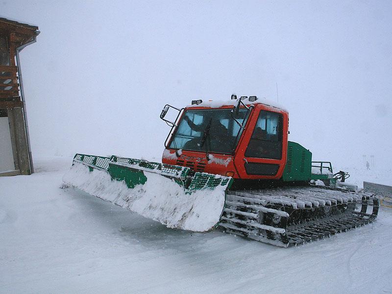 Două drumuri montane din Cluj, blocate din cauza zăpezii. 100 de persoane, cazate la cabanele din zonă