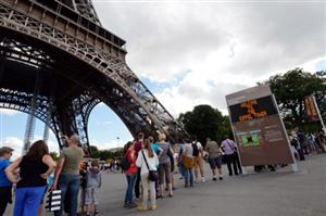 Români condamnaţi la închisoare după ce au jefuit turişti la Tour Eiffel şi Versailles