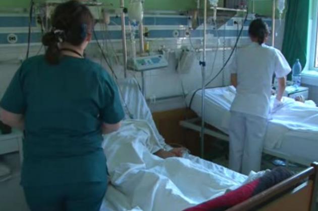 Trei persoane, internate cu botulism. Una dintre ele se află în stare gravă