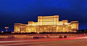 Un candidat clujean vrea să pună plăcuţe trilingve pe Palatul Parlamentului