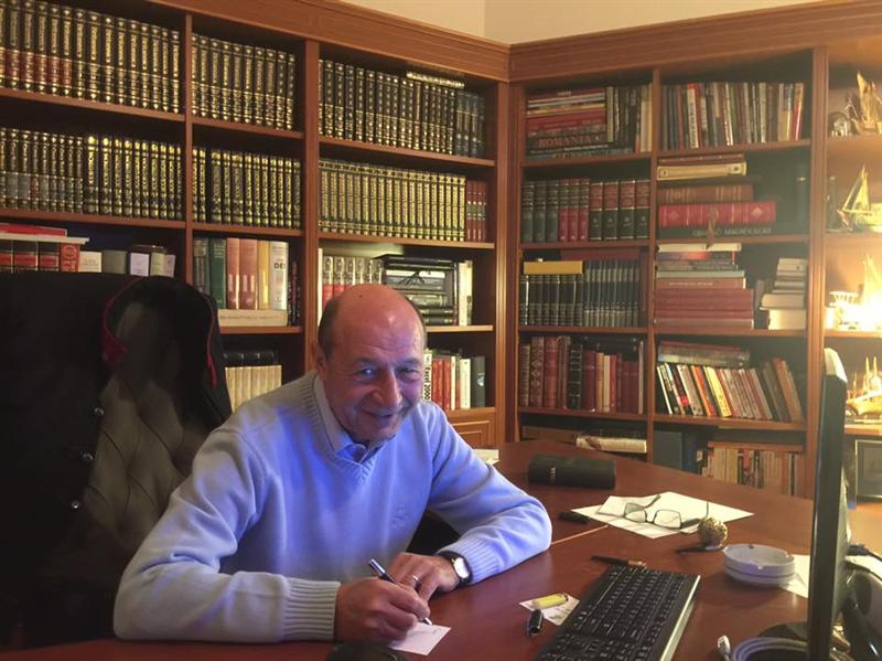Se agită apele în ultimele zile de campanie. Băsescu îi provoacă pe liderii PNL şi PSD la o dezbatere televizată