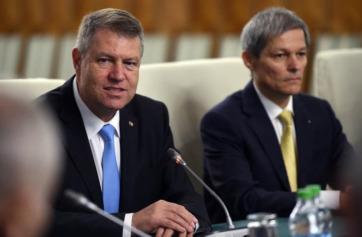 Preşedintele Iohannis îi îndeamnă pe români să meargă la vot, premierul Cioloş le spune pe cine să pună ştampila