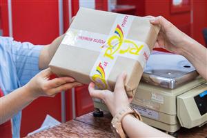 ANCOM: Utilizatorii de servicii poștale pot declara valoarea coletului expediat pentru a fi despăgubiți integral