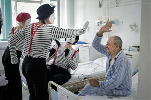 Terapie prin artă. Mimi muzicali vor împărţi cadouri pacienţilor din două spitale clujene
