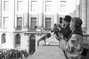 22 decembrie 1989. Ziua în care Ceauşescu a fugit. Zeci de mii de oameni în stradă, sub tiruri de gloanţe