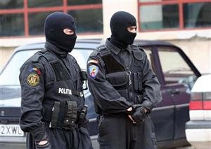 30 de români exploataţi pe o plantaţie de căpşuni în Germania. Suspecţii au fost prinşi pe aeroportul Cluj