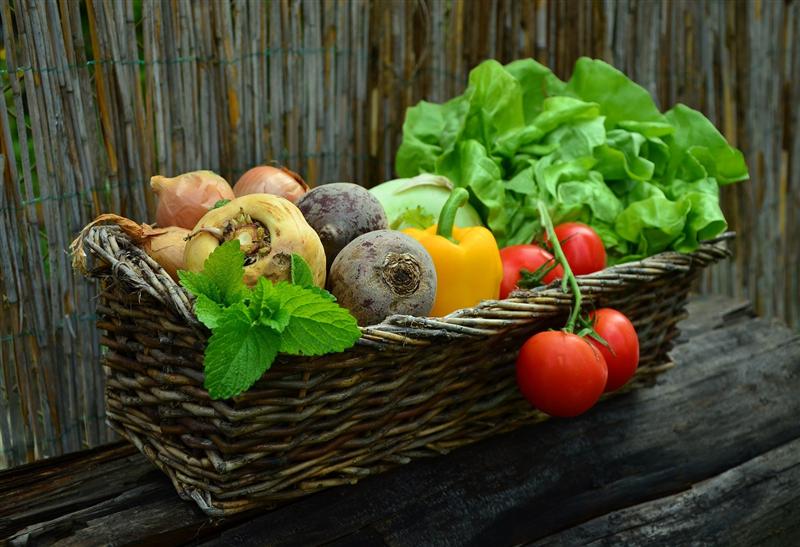 Familia din Cluj care a renunţat la produsele din supermarket. Cumpără alimente de la ţărani şi-şi fac produsele cosmetice şi de curăţenie acasă 