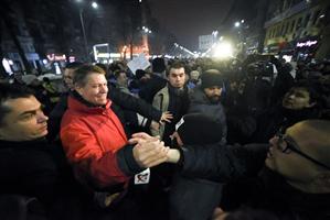 Klaus Iohannis, în mijlocul mulțimii, la mitingul din Piaţa Universităţii - VIDEO