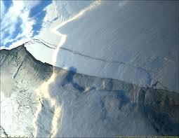 Fisură în gheaţa din Antarctica, un aisberg gigant e pe cale să se desprindă
