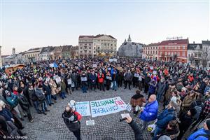 Imagini virale de la protestul din Cluj. Peste 10.000 de oameni în stradă FOTO