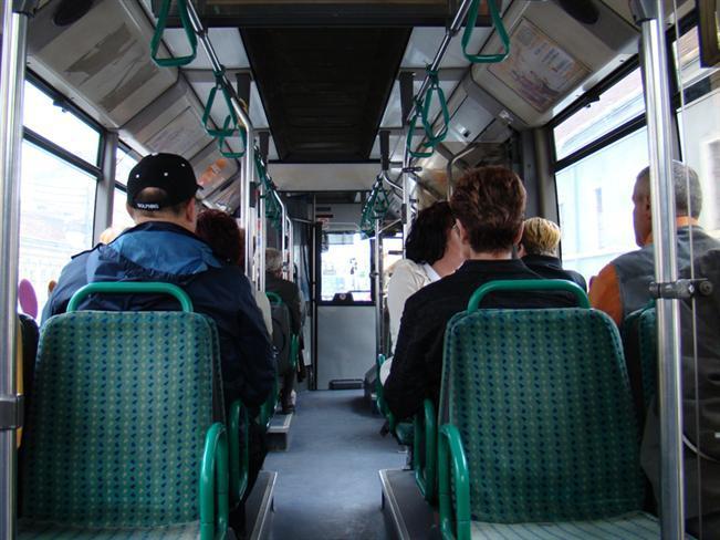 Atenţie la genţi şi buzunare în mijloacele de transport în comun! O femeie prinsă la furat într-un troleibuz din Cluj