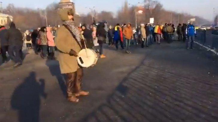 Peste 1.000 de persoane s-au strâns în faţa Guvernului. Jandarmeria a luat măsuri speciale