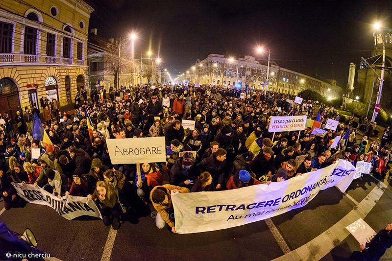 Protestele continuă la Cluj. Posibil marş spre gară, de unde mulţi vor lua calea Bucureştiului