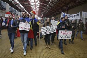 A şasea zi de proteste. Studenţii de la Cluj au ajuns în Bucureşti