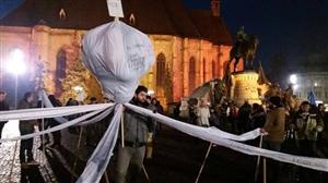 Protestele continuă la Cluj. 50.000 de oameni. “Rezist. Nu mă las amăgit!”/Proiecţii pe clădiri şi o caracatiţă cu dorinţe FOTO/VIDEO 