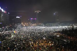 Peste 280.000 de oameni protestează la Bucureşti. Peste 300.000 în ţară VIDEO