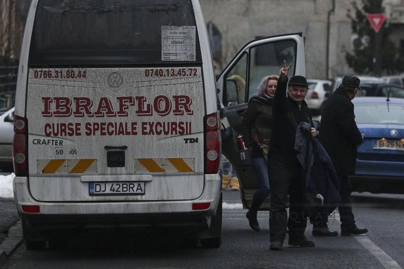 Susținătorii guvernului PSD au fost aduși la protest cu microbuzul