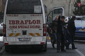 Susținătorii guvernului PSD au fost aduși la protest cu microbuzul
