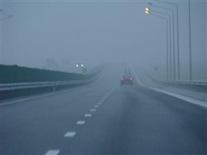 Atenţie, se circulă în condiţii de ceaţă densă pe mai multe tronsoane din Cluj!