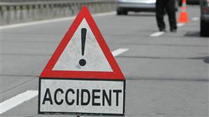 Impact mortal pe un drum din Cluj. Un autoturism a fost prins sub un TIR